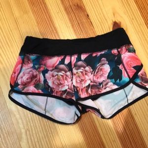 Lululemon rose print speed short sz 6